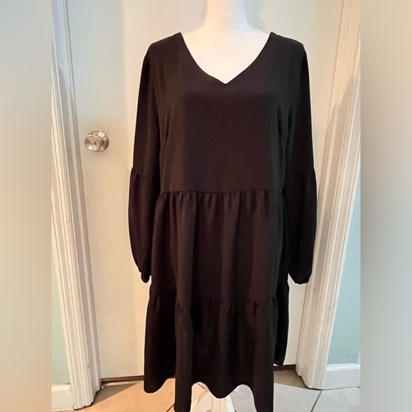 Dresses & Skirts - Women’s loose fit, v neck dress, size large, black